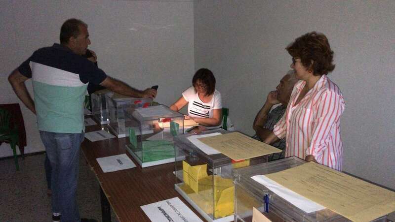 El escrutinio se tuvo que realizar con muy poca luz, haciendo uso de teléfonos móviles (Foto TA)